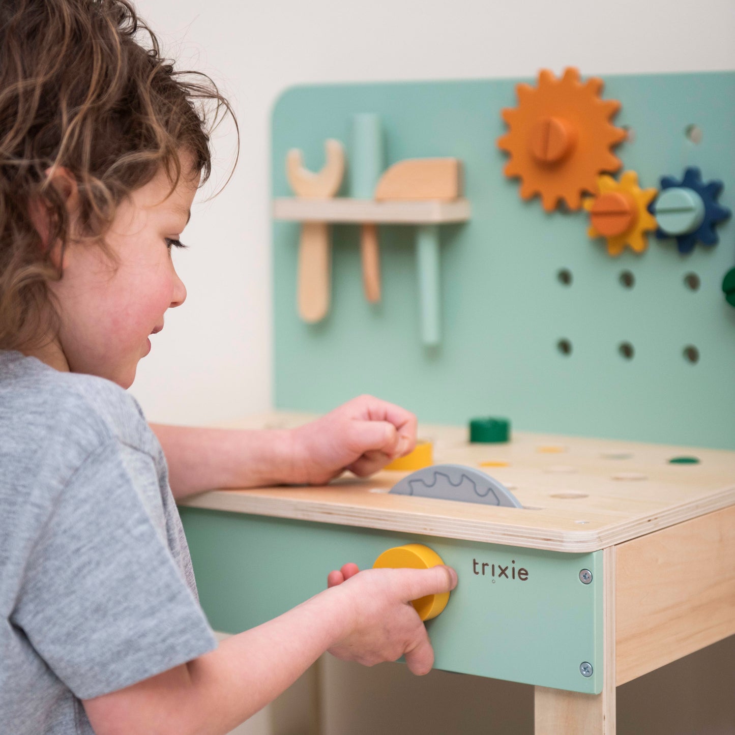 لوحة العمل الخشبي