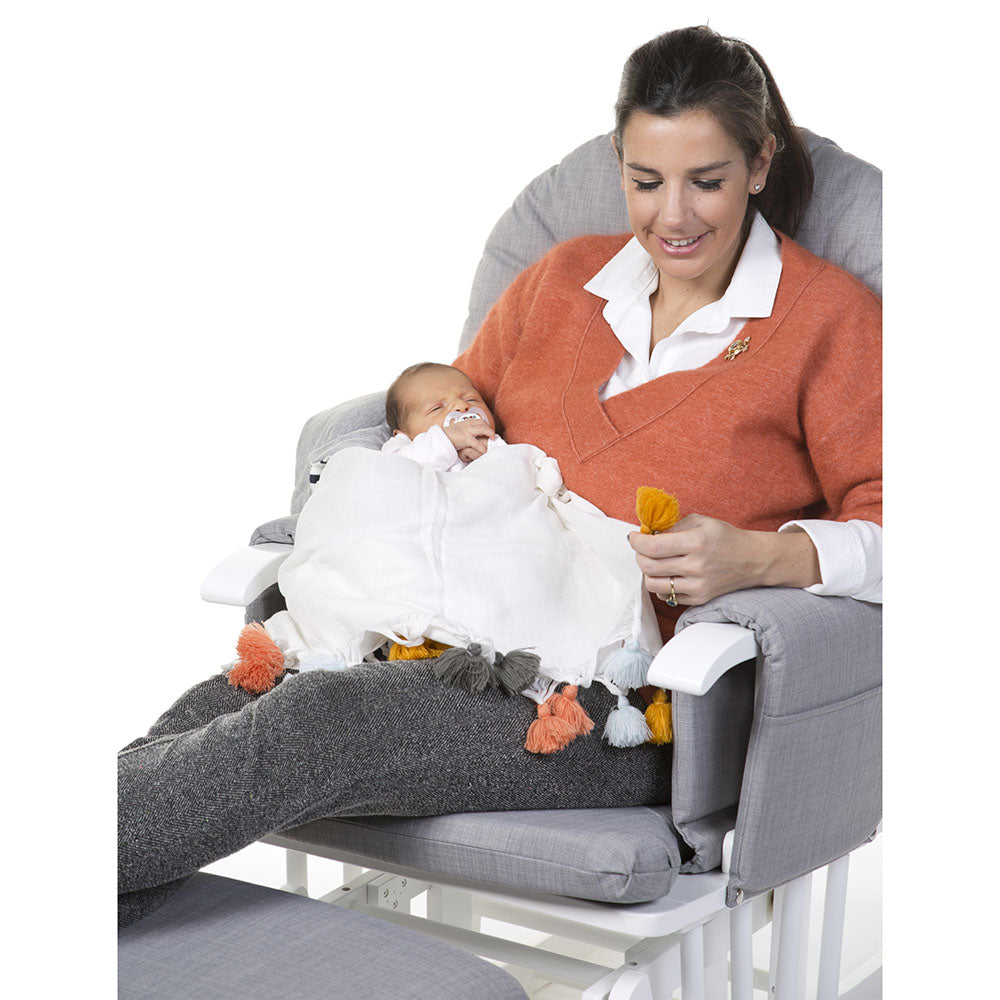 اطلع عليه بتاريخ 06 ديسمبر 2013. Childhouse -Gliding Chair With Footrest -Grey.