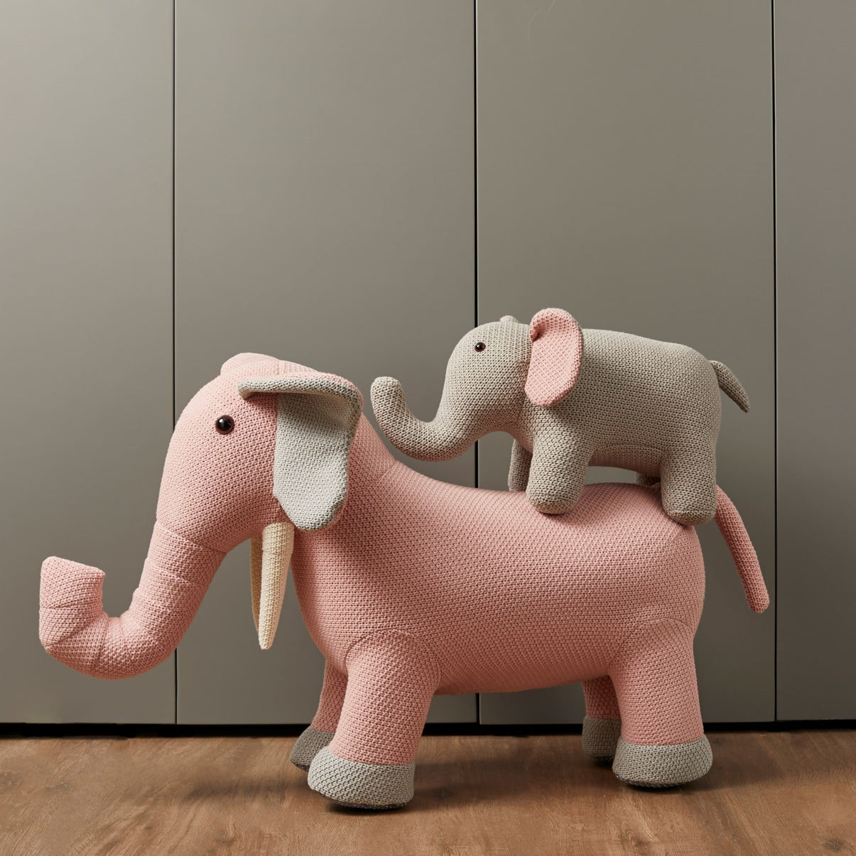 Big Royal Trunk Crochet Pink / Grey Details