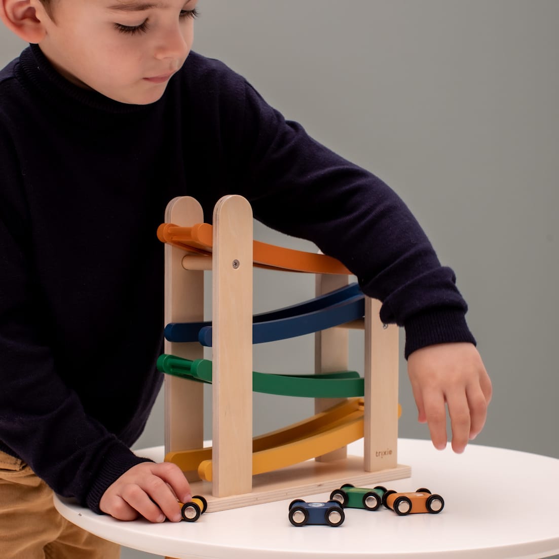 Wooden ramp racer with 4 cars