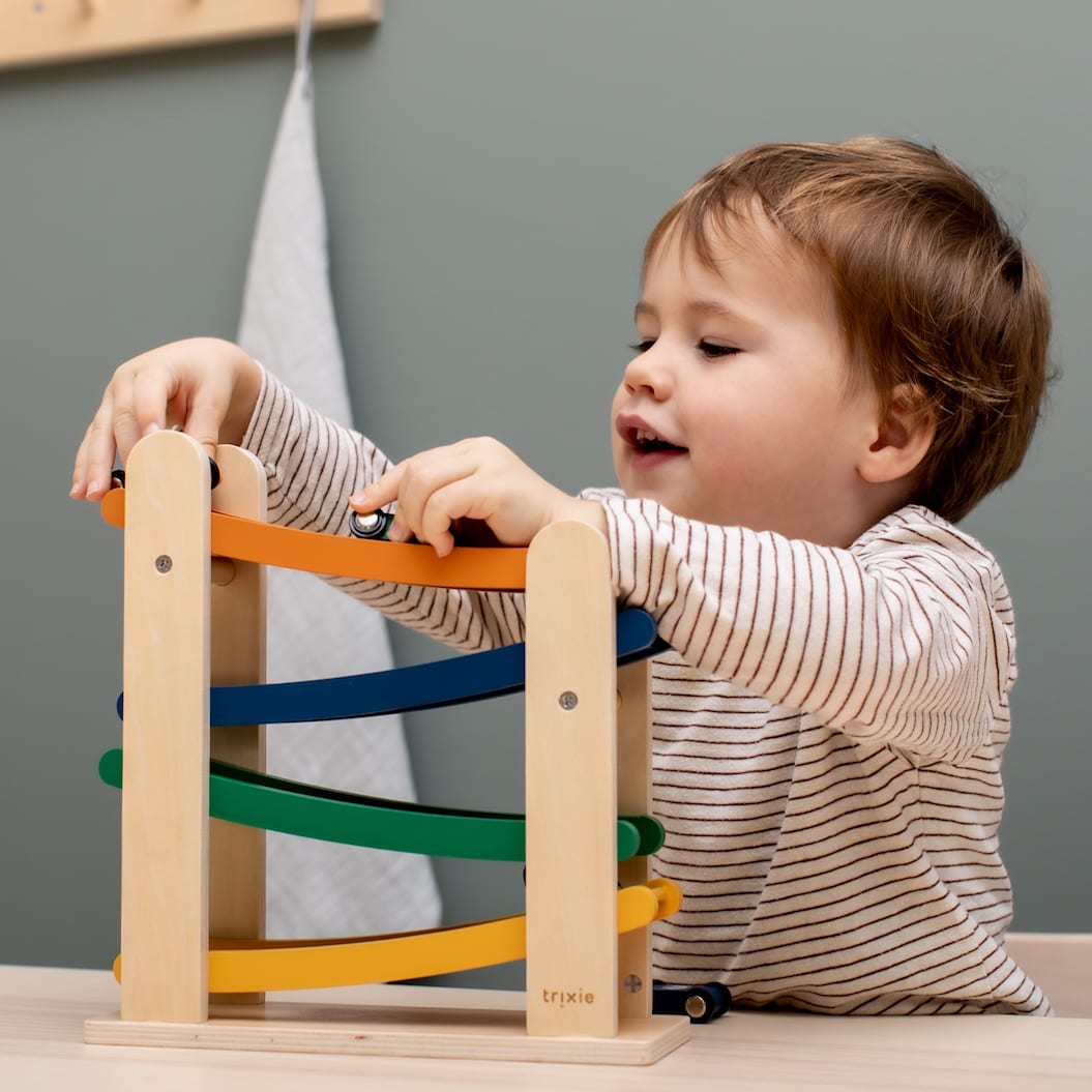 Wooden ramp racer with 4 cars