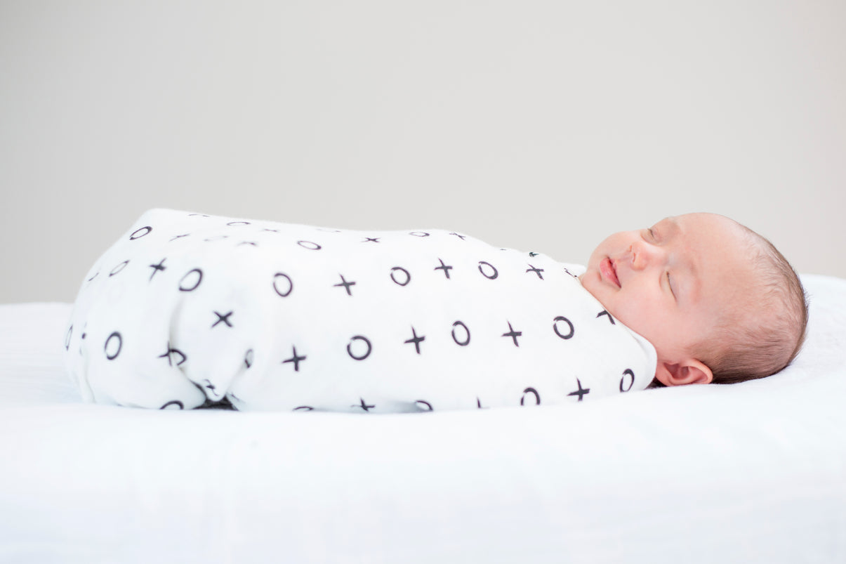 Lulujo - Bamboo Swaddle Blanket - Hugs&Kisses