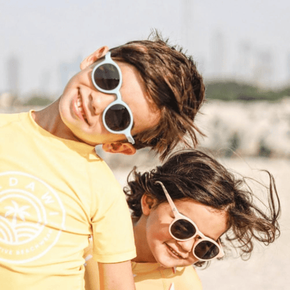 النظارات الشمسية للأطفال الزرقاء