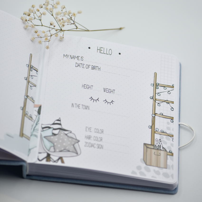 MyBabyStory -Customised Baby Milestones Book -Happy Elephant (باللغة الإنجليزية)