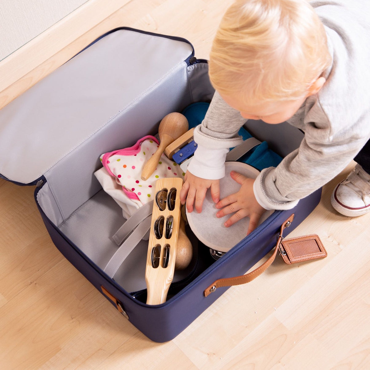 اطلع عليه بتاريخ 06 ديسمبر 2013. Childhome-Mini Traveller Kids Suitcase-Navy White
